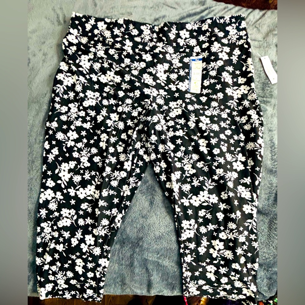 NWT~Terra & Sky Bkac & White Floral Capri Length Leggings.